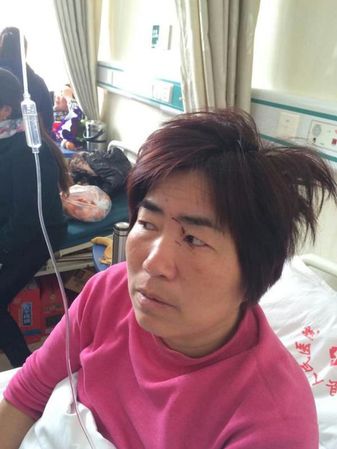 孙以民说，其妻子拦在他前面，和对方有撕扯，妻子被打伤。 孙以民 供图