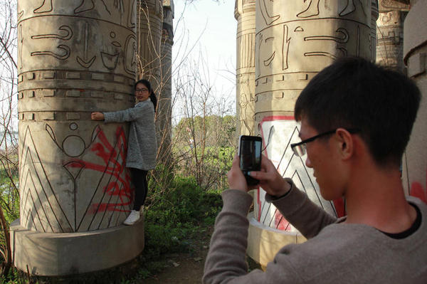 不少人市民开着私家车来的，有人还带来了沙滩车。