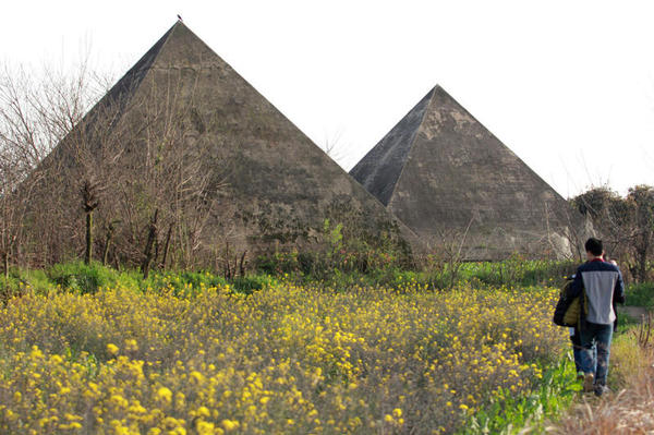 2015年3月22日，湖北武汉，市民在烂尾16年的万国公园里踏青、拍照。