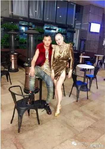 深圳光头透视装女王与其男友(左)