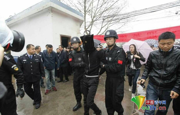 西安高陵灭门碎尸案90后嫌疑人落网-被摘头套示众我要评论6