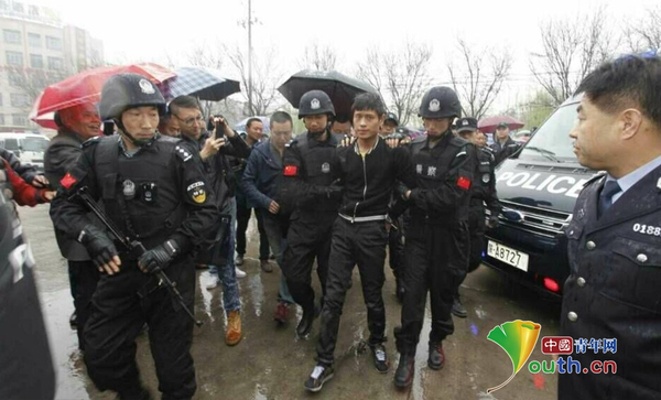 西安高陵灭门碎尸案90后嫌疑人落网-被摘头套示众我要评论5