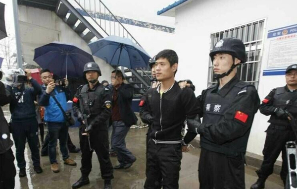 西安高陵灭门碎尸案90后嫌疑人落网-被摘头套示众我要评论4