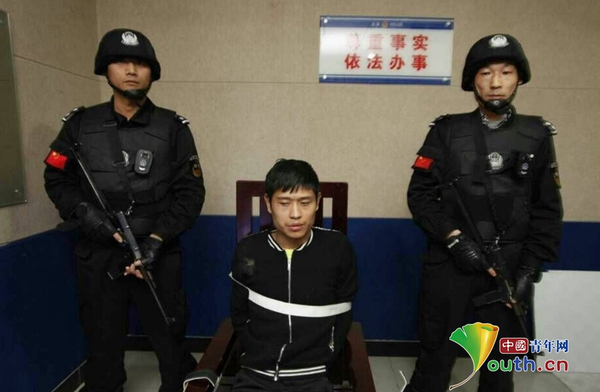 西安高陵灭门碎尸案90后嫌疑人落网-被摘头套示众我要评论3