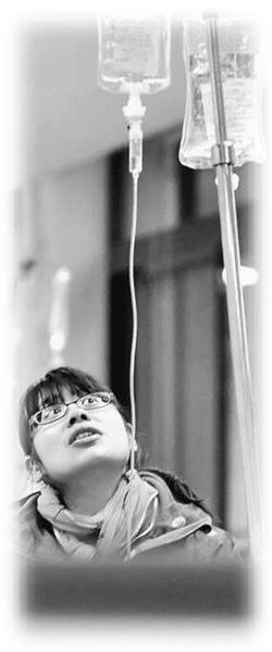 宁波市镇海区中医院里，一流感患者在输液。