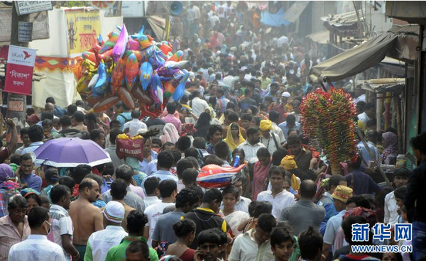 A3月27日，孟加拉国警方27日说，首都达卡附近当天发生一起踩踏事故，至少10人丧生，另有数十人受伤，死者包括7名妇女、3名儿童。新华社发（沙里夫·伊斯兰摄1）