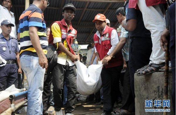 D3月27日，在孟加拉国首都达卡附近的纳拉扬甘杰地区，工作人员运送死者的遗体。孟加拉国警方27日说，首都达卡附近当天发生一起踩踏事故，至少10人丧生，另有数十人受伤，死者包括7名妇女、3名儿童。新华社发（沙里夫·伊斯兰摄）