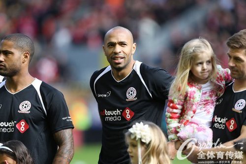 亨利现身慈善赛赛场