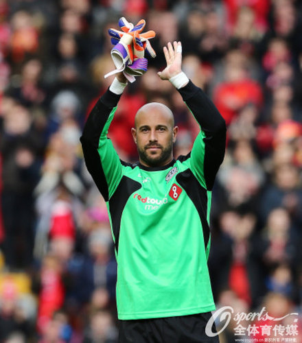 雷纳向球迷致意