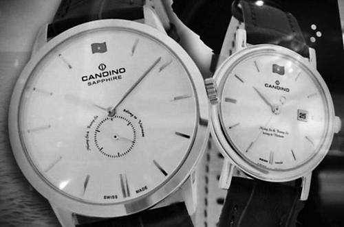 　手表上方为越南国旗，刻度盘上写着“黄沙和长沙群岛属于越南”。