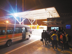 　　▲全国各地30多名媒体记者排队安检