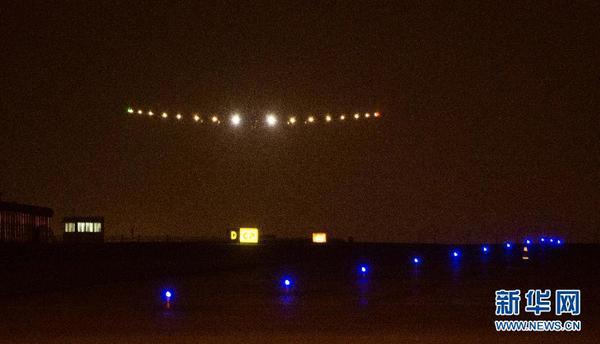 3月31日凌晨，世界最大太阳能飞机“阳光动力”2号在重庆机场降落。