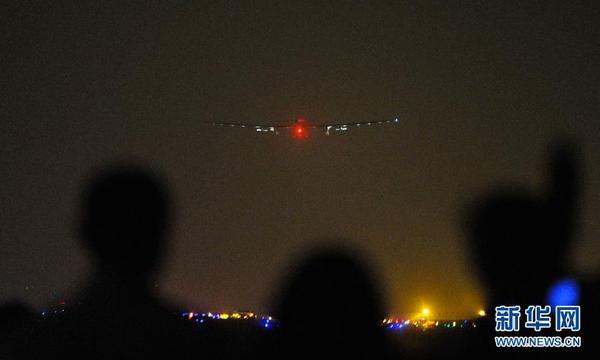 3月31日凌晨，在重庆江北国际机场外的一个观看点，重庆的市民群众在观看世界最大太阳能飞机“阳光动力”2号降落过程。