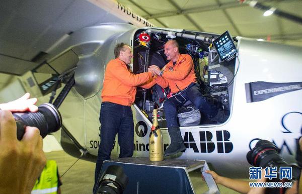 3月31日凌晨，“阳光动力”2号飞行员安德烈·博尔施伯格（左）与本段航程的飞行员贝特朗·皮卡尔（右）握手，向他平安顺利完成本段飞行计划表示祝贺。