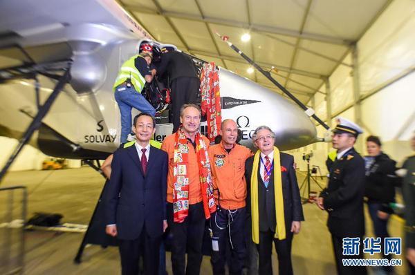 3月31日凌晨，在重庆江北国际机场，重庆市市政府副秘书长艾扬（左一）、瑞士驻华大使戴尚贤（右一）与“阳光动力”2号太阳能飞机飞行员安德烈·博尔施伯格（左二）、贝特朗·皮卡尔（右二）合影。