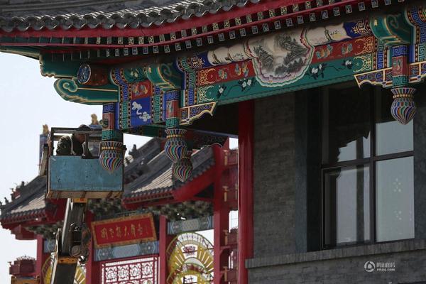 装修工人正在为会馆刷漆。