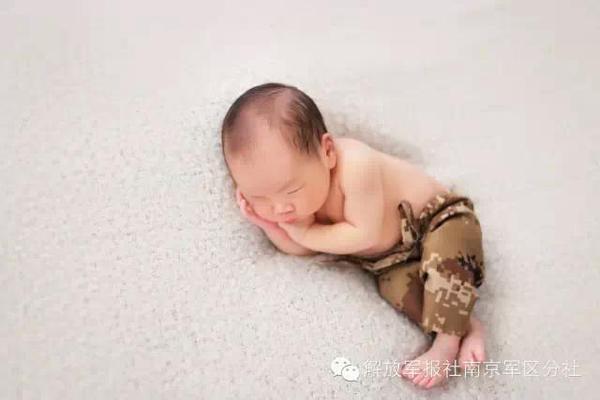 宝宝穿小号迷彩服拍照。