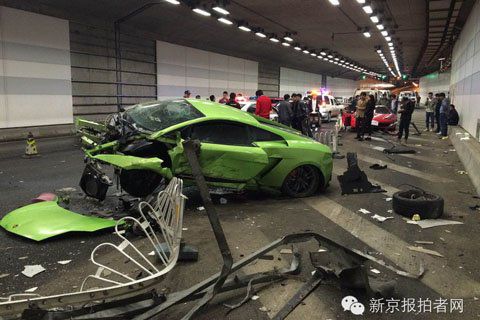 法拉利与兰博基尼相撞谜团:黑色高跟鞋遗落现场
