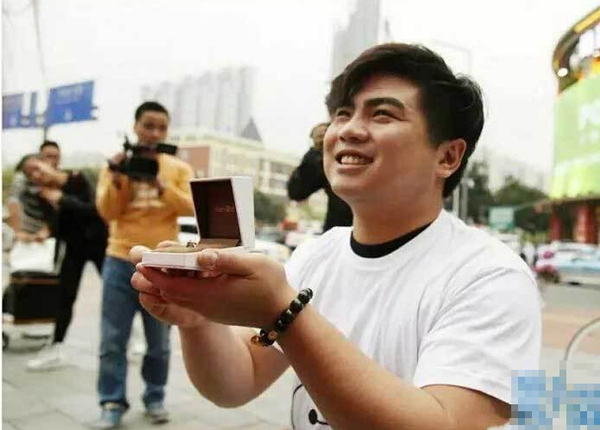 男子怕女友被抢-将其从100斤养到180斤4