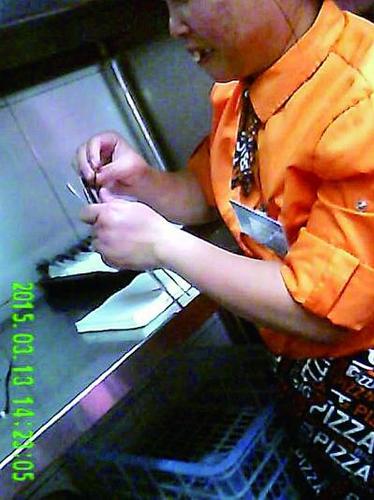 刀、叉、勺子等餐具清洗以后，员工不戴手套，徒手用餐巾纸包餐具 本报暗访组