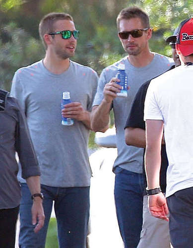 保罗-沃克两位亲弟弟为哥哥当“替身”补拍