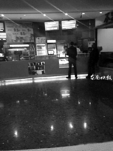 网友拍摄的图片中，桌上摆满了爆米花(画圈处)