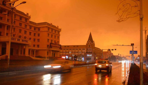 内蒙古阿尔山市下泥雨天空变红2