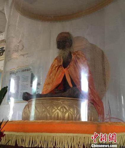 图为圆寂高僧吴云青不腐肉身供奉在灵泉寺一特制罩子内。 阚力 摄