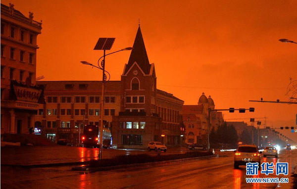这是笼罩在红色中的阿尔山市街头（4月15日摄）。当日下午2点左右，内蒙古阿尔山市出现红色尘霾笼罩天空，并下起小雨，致使当地能见度极低，宛如黄昏。约1小时后，天空逐步恢复正常。新华社记者 任军川摄