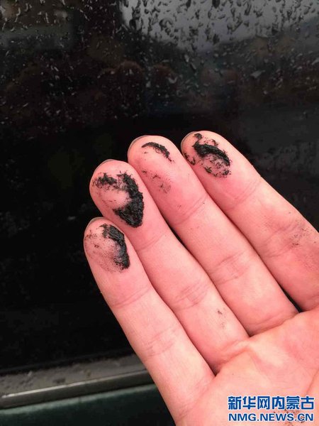 4月15日下午2点左右，内蒙古阿尔山市惊现红色天空，并伴有小雨，雨水中含黑色物质。2点40分，红色天空开始消散，2点50分，天空恢复正常。（王靖 摄影报道）5