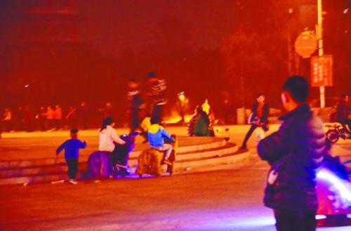 广场上不少孩子身边并没有家长照看。