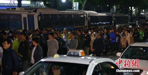 2014年5月9日凌晨，“世越号”沉船事故遇难者遗属欲前往总统府青瓦台同朴槿惠总统会面，但在青瓦台附近遭到警方阻拦。图片来源：CFP视觉中国