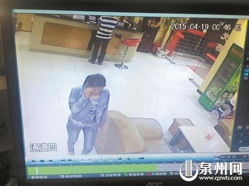 监控显示，女子经过前台。