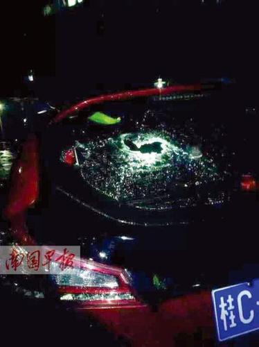 桂林市七星区三里店附近，一辆小车的后挡风玻璃被冰雹砸坏。 网友拍摄