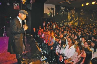 大冰签书会场面火爆记者李康摄影 大冰签书会场面火爆记者李康摄影