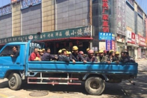 4月28日中午，昌平城区北环路的全聚德店烤鸭店迎来了70多名平时难得一见的客人，浩浩荡荡的占据了整个大厅。他们是附近一家工地的农民工。