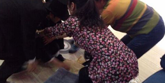 大妈累晕擦鞋小帅哥-边擦边被一群大妈围着聊天3