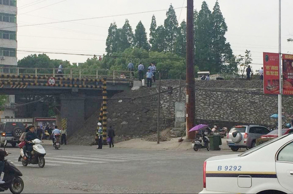 一女子戴耳机铁轨上行走-被火车拖拽致死3