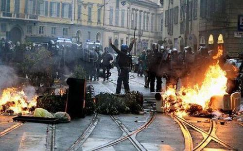 抗议者将垃圾桶点燃