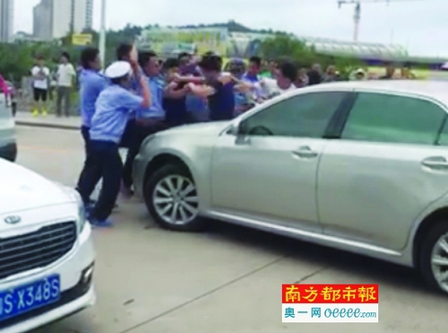 综合行政执法局工作人员与游客发生肢体冲突。视频截图