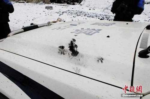 图为被子弹击中的警车