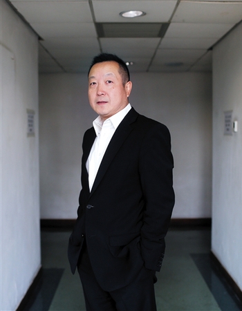 傅红星，国家一级导演，曾执导过《周恩来外交风云》、《共和国主席刘少奇》等片?！吨芏骼赐饨环缭啤吩?998年以5000万票房成为当年国产电影票房冠军。2013年9月，他辞去中国电影资料馆馆长等职务，专注于电影《旋风九日》的拍摄工作。新京报记者 周岗峰 摄