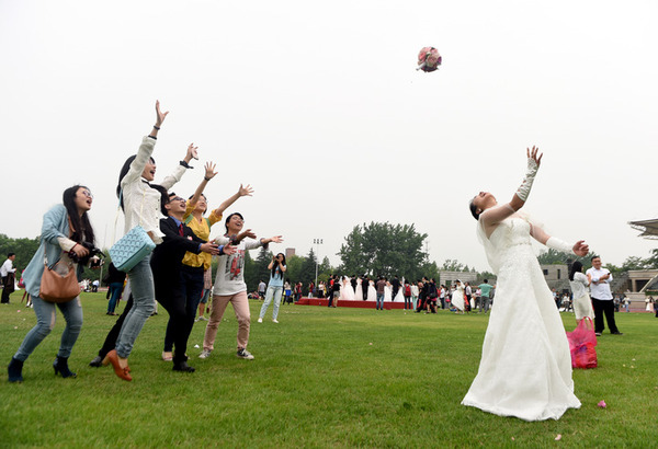 新娘抛绣球