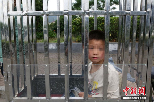 为载痴儿看风景-父亲自制爱心“铁笼车”3