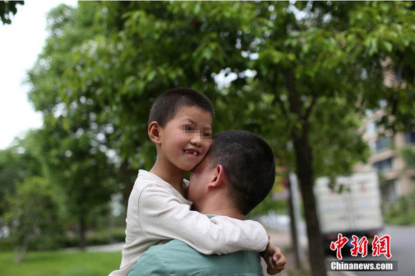 为载痴儿看风景-父亲自制爱心“铁笼车”2