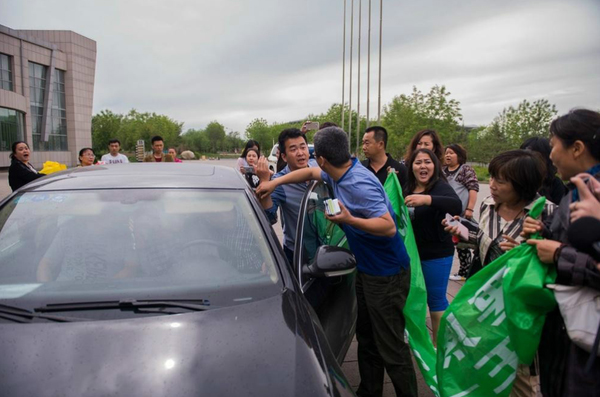 棒打小狗男子遭“人肉”-向爱狗人士鞠躬道歉赔万元5