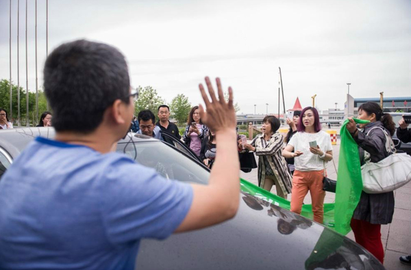 棒打小狗男子遭“人肉”-向爱狗人士鞠躬道歉赔万元4