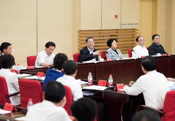 5月16日，中共中央政治局常委、全国政协主席俞正声在北京与省部级干部民族工作专题研讨班学员座谈。 新华社记者王晔摄