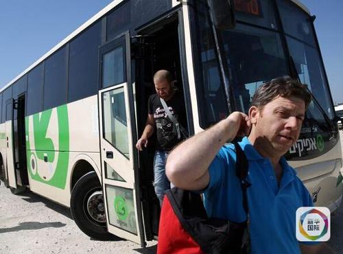 准备前往以色列的巴勒斯坦人抵达埃亚勒检查站。