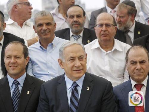 内塔尼亚胡（前中）与新内阁合影。前二排右为亚阿隆。